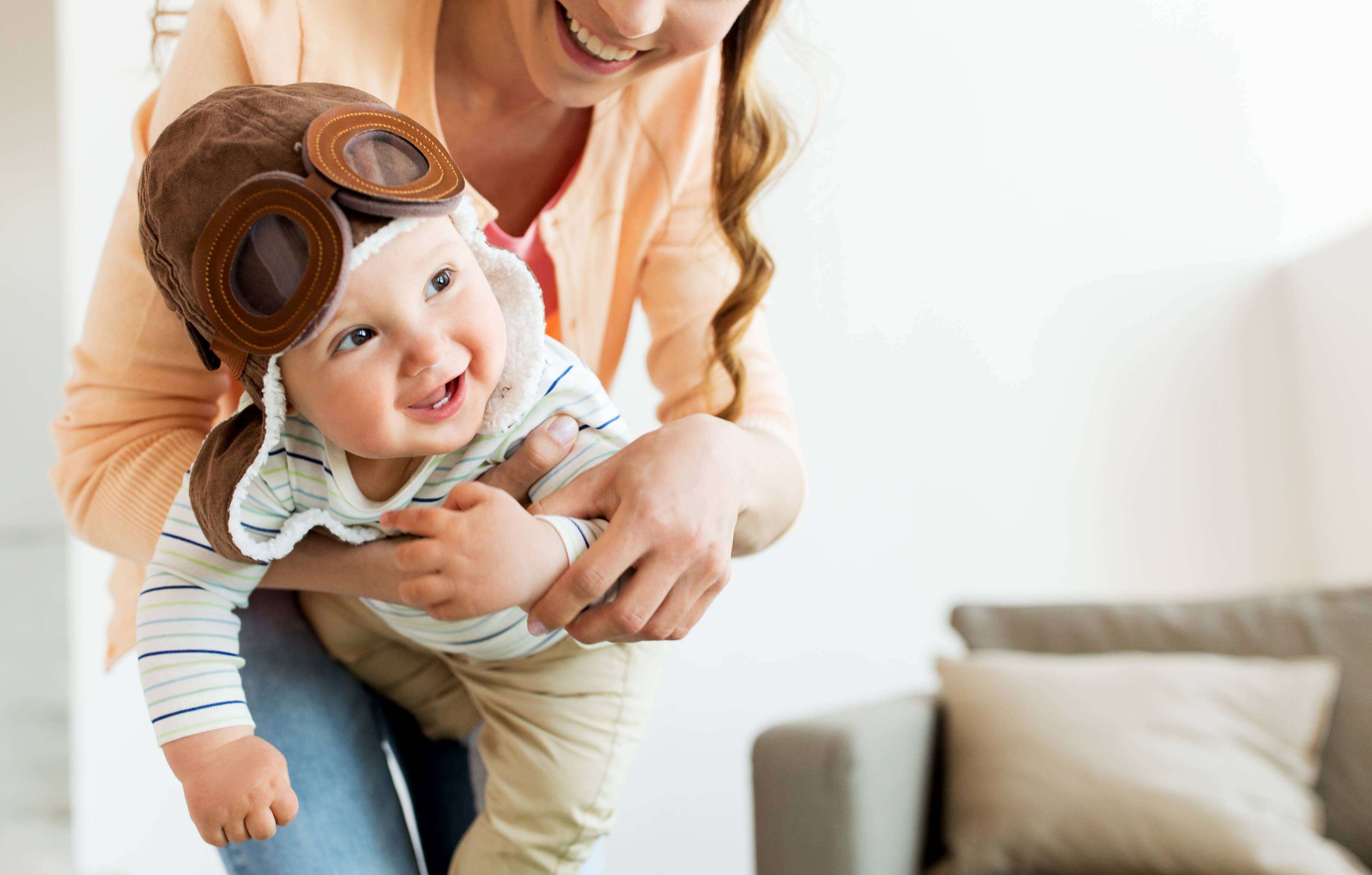 Un bébé souriant